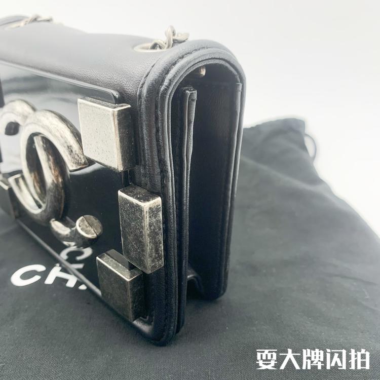 Chanel香奈儿 黑银积木相机链条包 Chanel 香奈儿黑银积木相机链条包，跨越时代的经典，充满复古不失精致的质感，实用性强，少有的可遇不可求，我们现货好价带走啦